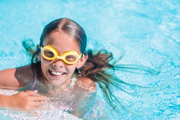 bambina in piscina