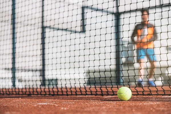 Giocatore di padel in campo.