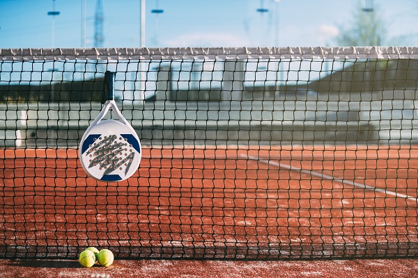 Campo da padel con attrezzatura