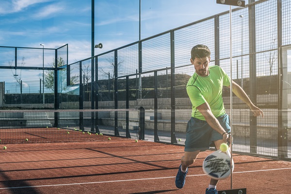 Giocatore di padel in azione.