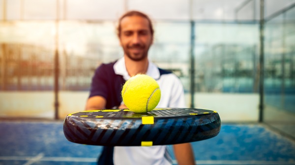 Ecco come scegliere l'attrezzatura da padel più adatta.