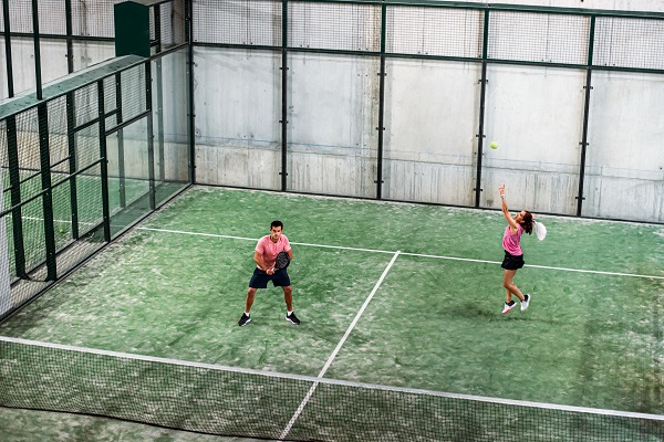 Giocatori di padel in un campo coperto.