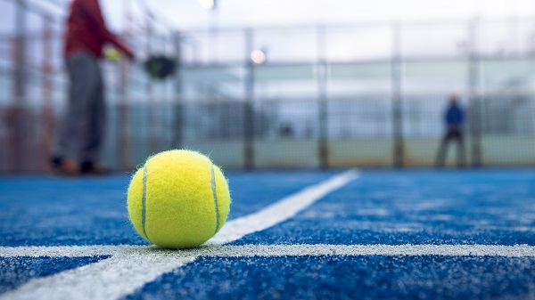 Proponiamo lezioni di padel per principianti.