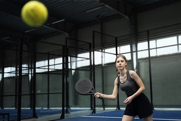 Giocatrice di padel in campo.