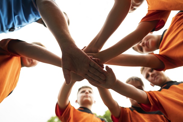 Lo spirito di squadra è fondamentale nel calcetto.