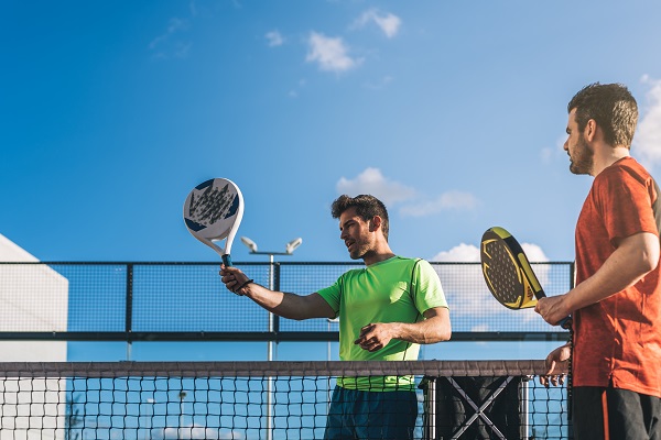 Partita di padel outdoor.