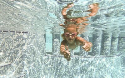 I benefici del nuoto per bambini e adulti: perché tutti dovrebbero iniziare a nuotare