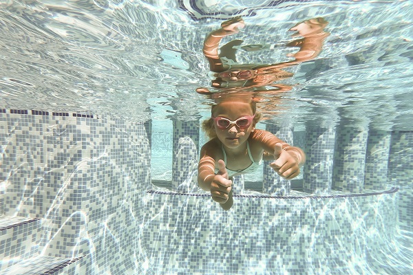 Bambina nuota in piscina.
